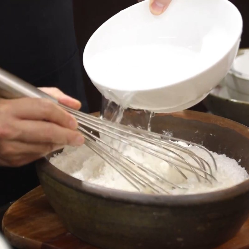Bước 1 Pha bột chuối chiên Bánh chuối chiên bằng bột mì