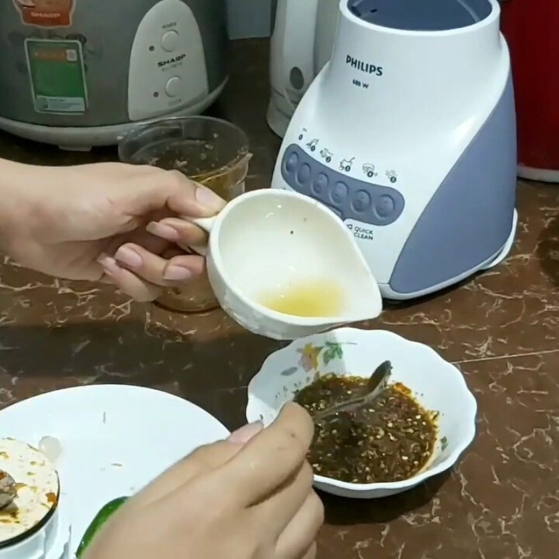 Bước 3 Pha nước chấm hải sản Cua hoàng đế hấp bia sả