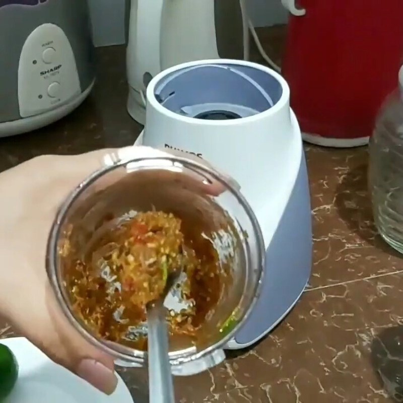 Bước 3 Pha nước chấm hải sản Cua hoàng đế hấp bia sả