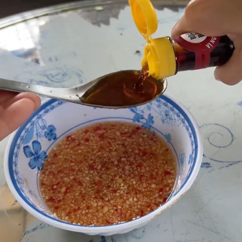 Bước 3 Pha nước mắm chua ngọt chuẩn vị Cá mờm chiên trứng