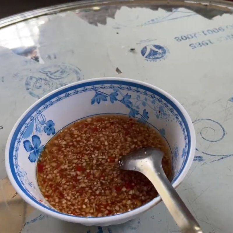 Bước 3 Pha nước mắm chua ngọt chuẩn vị Cá mờm chiên trứng