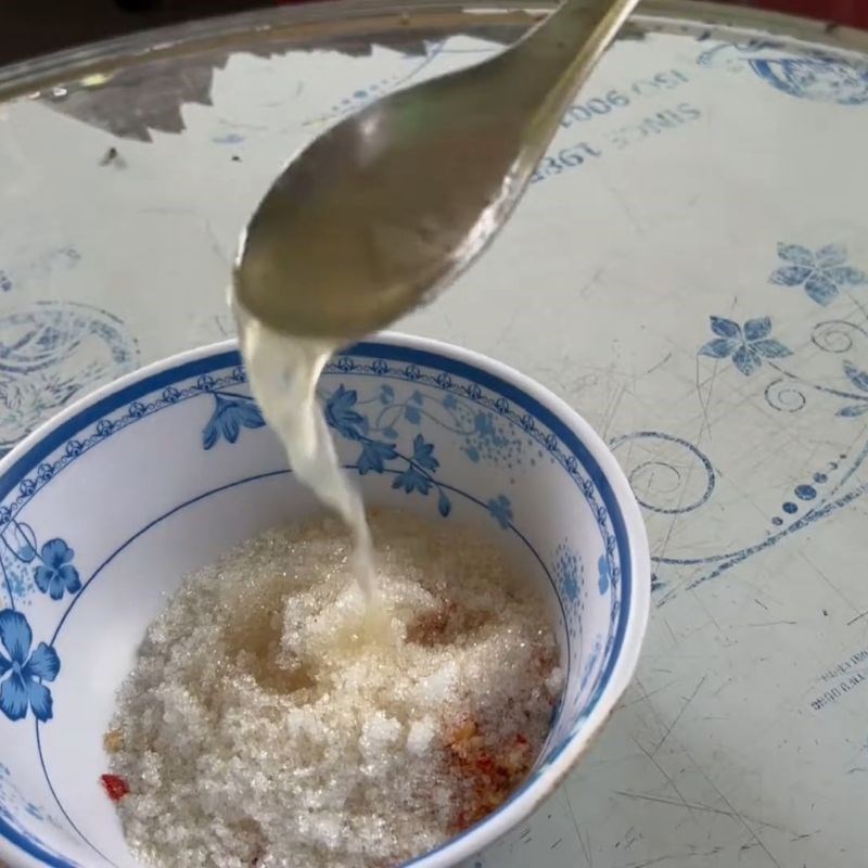Bước 3 Pha nước mắm chua ngọt chuẩn vị Cá mờm chiên trứng