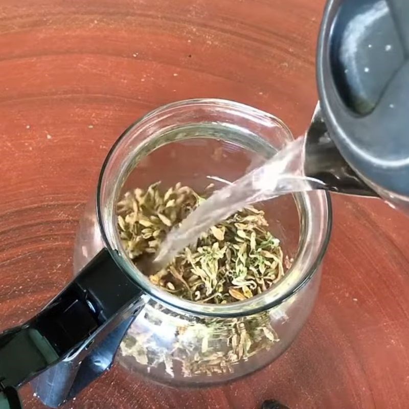 Bước 3 Pha trà hoa đu đủ đực Trà hoa đu đủ đực