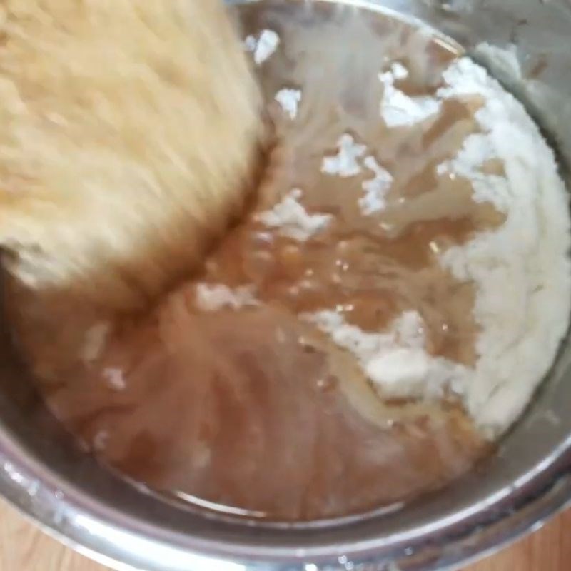 Bước 3 Pha trà sữa đậm đà Trà sữa kem trứng dừa nướng
