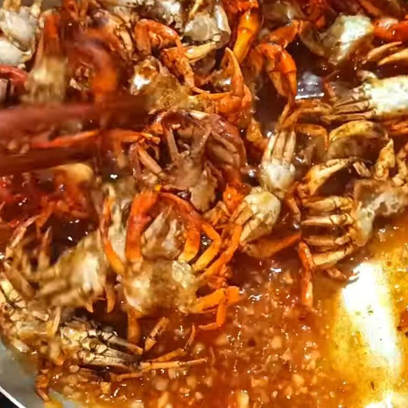 Bước 4 Rang cua với sốt me Cua đồng rang me