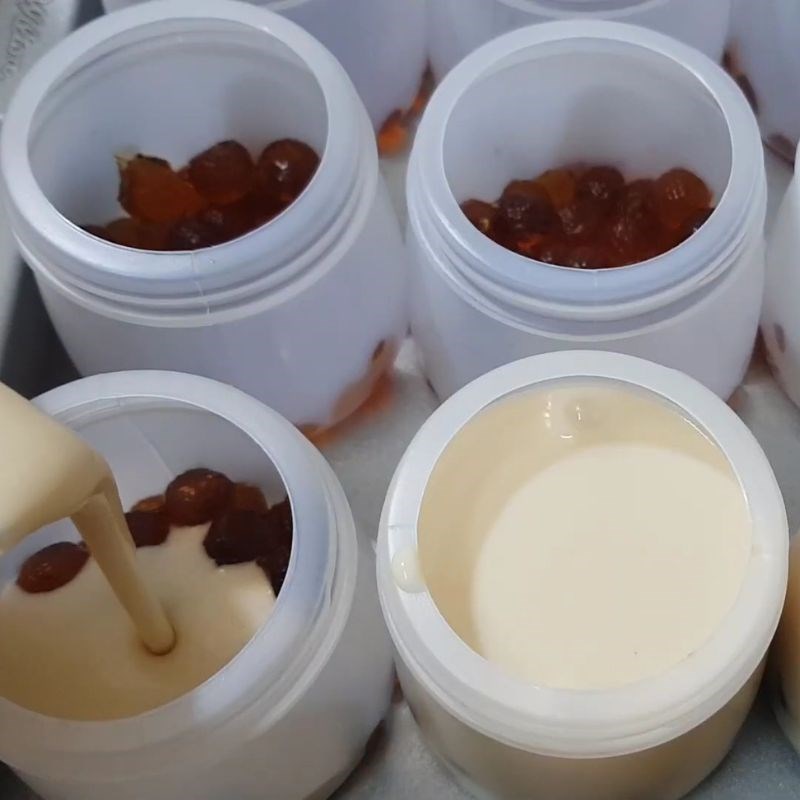 Bước 5 Rót sữa chua và làm lạnh Sữa chua trân châu đường đen