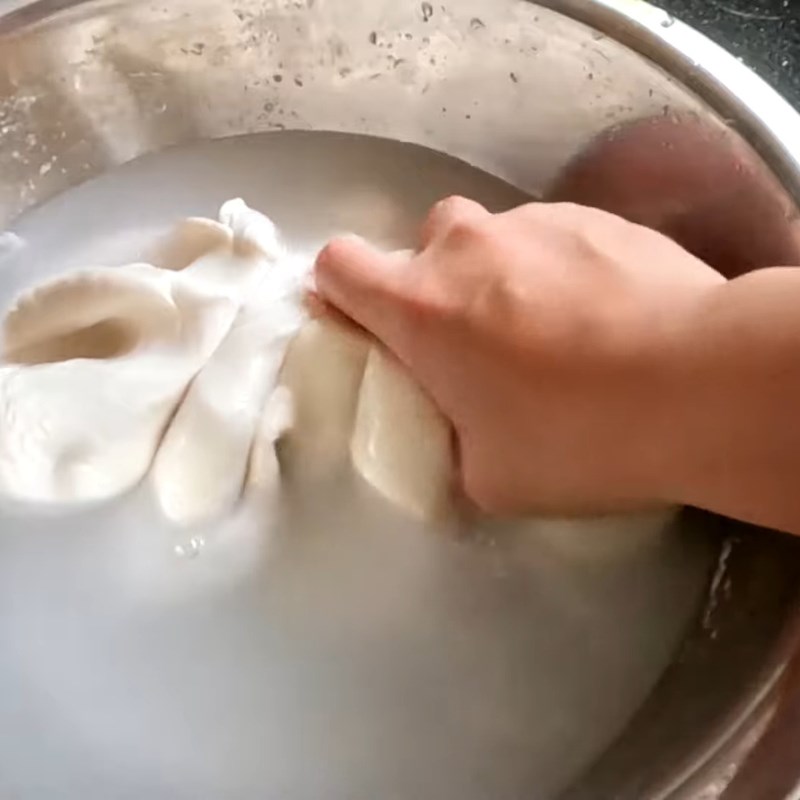 Bước 2 Rửa bột Chả lụa chay từ bột mì