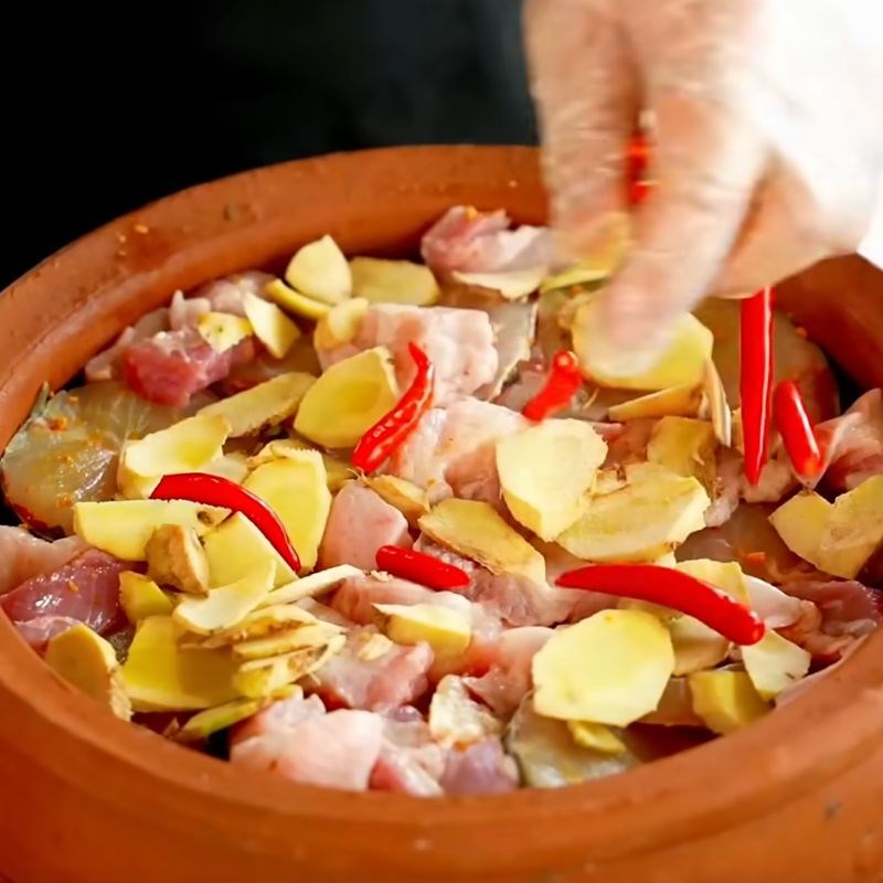 Bước 3 Sắp xếp nguyên liệu vào nồi đất và ướp cá Cá trắm kho riềng sả