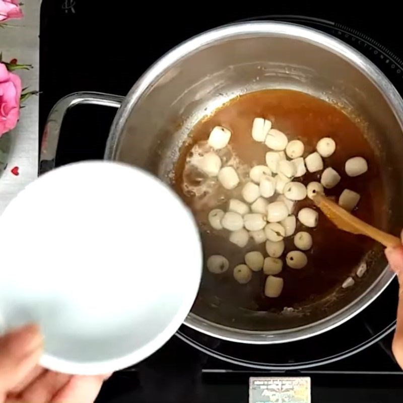 Bước 2 Sên hạt sen với đường Chè hạt sen long nhãn táo đỏ