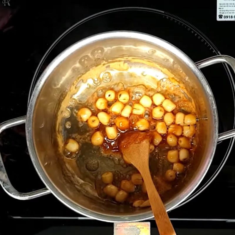 Bước 2 Sên hạt sen với đường Chè hạt sen long nhãn táo đỏ