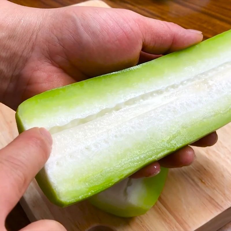 Bước 1 Sơ chế bí đao và các nguyên liệu Bí đao luộc