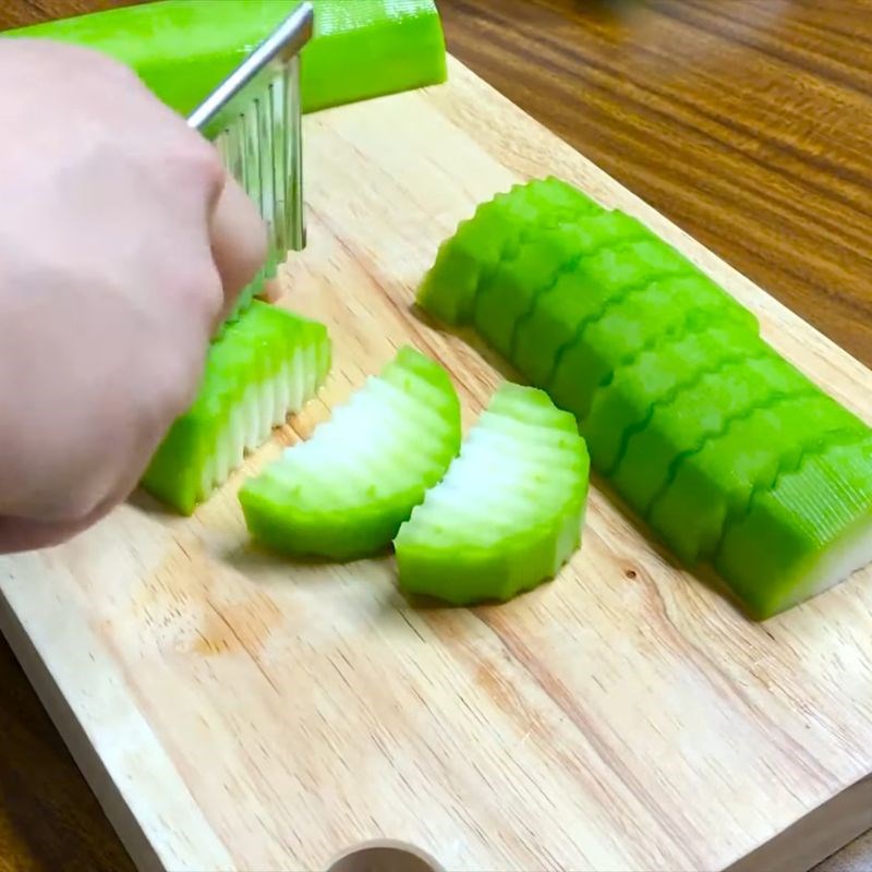 Bước 1 Sơ chế bí đao và các nguyên liệu Bí đao luộc