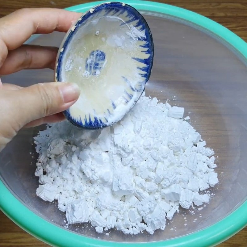 Bước 1 Sơ chế bột và trộn nguyên liệu khô Bánh tráng rế cuốn chả giò