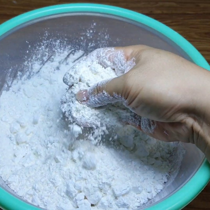 Bước 1 Sơ chế bột và trộn nguyên liệu khô Bánh tráng rế cuốn chả giò