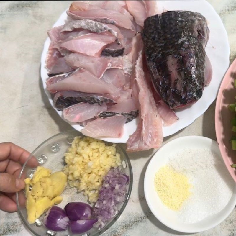 Bước 1 Sơ chế cá lóc và rau cần chuẩn vị Canh cá nấu rau cần
