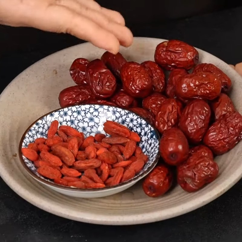 Bước 2 Sơ chế các nguyên liệu khác Gà hầm hạt sen táo đỏ kỷ tử