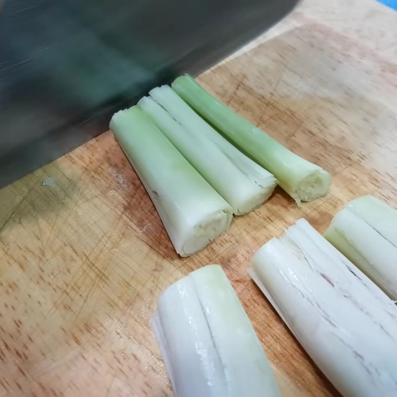 Bước 2 Sơ chế các nguyên liệu khác Gà hầm sả miền Tây