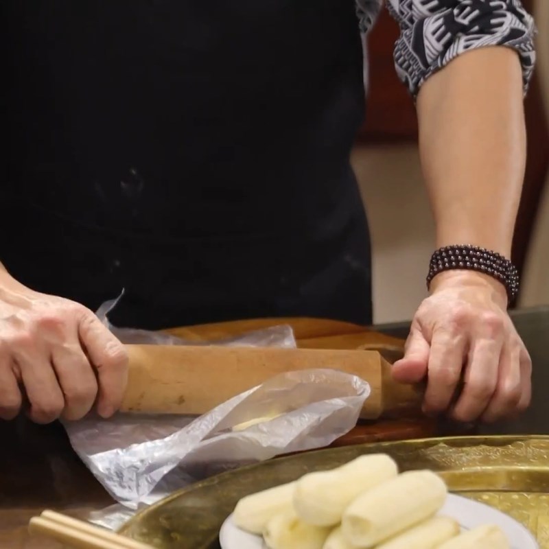 Bước 2 Sơ chế chuối Bánh chuối chiên bằng bột mì