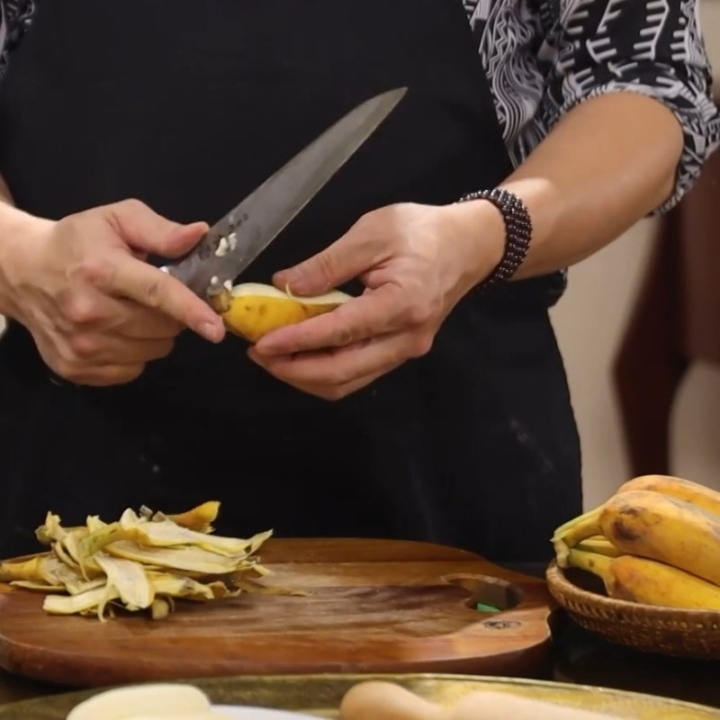 Bước 2 Sơ chế chuối Bánh chuối chiên bằng bột mì