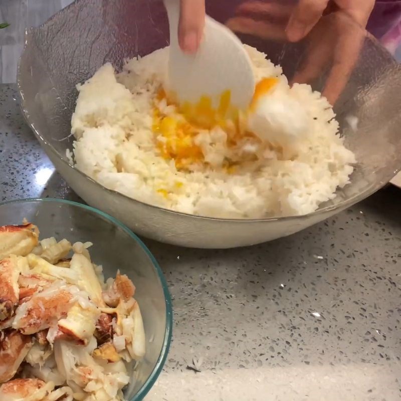 Bước 1 Sơ chế cơm và trứng Cơm rang cua