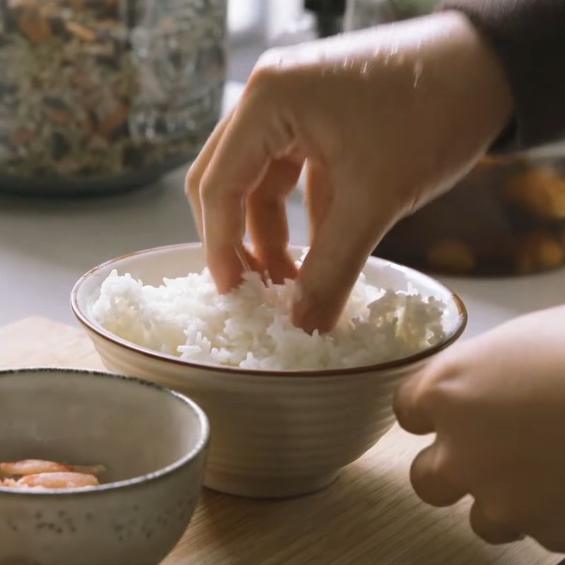 Bước 1 Sơ chế cơm và trứng Cơm rang cua
