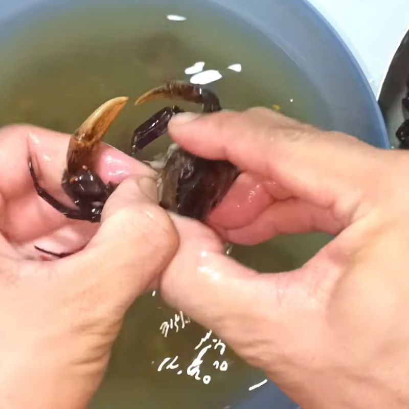 Bước 1 Sơ chế cua đồng Cua đồng rang me