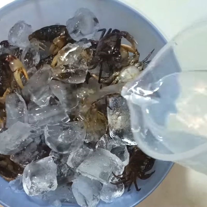 Bước 1 Sơ chế cua đồng Cua đồng rang me
