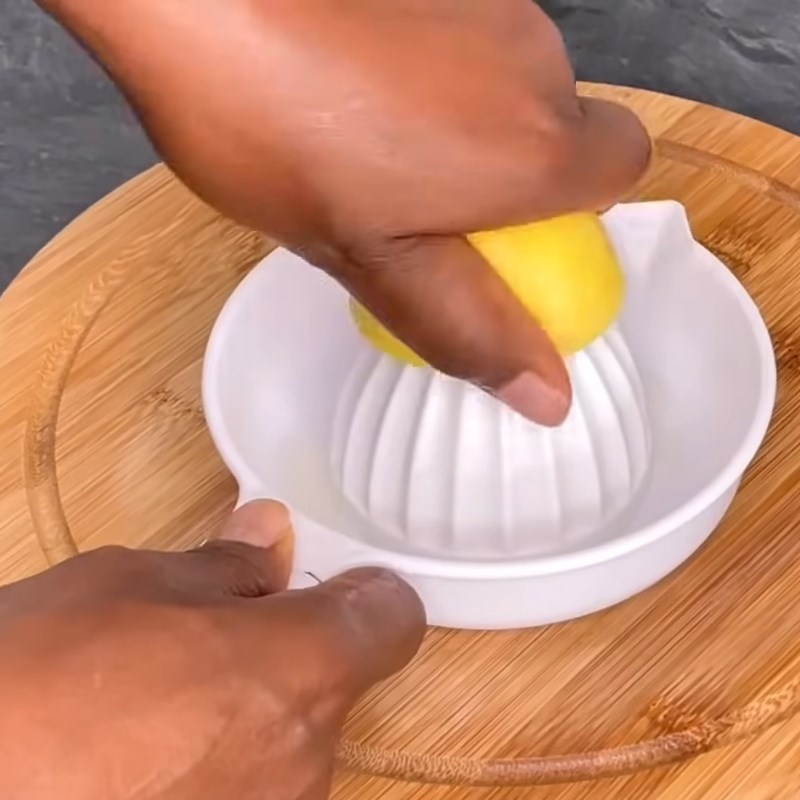 Bước 1 Sơ chế gừng và chuẩn bị nước cốt chanh Cà phê gừng giảm cân