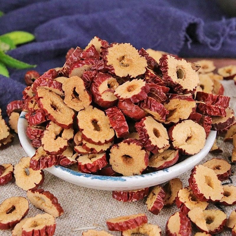 Bước 1 Sơ chế hạt sen và các nguyên liệu khác Chè hạt sen long nhãn táo đỏ