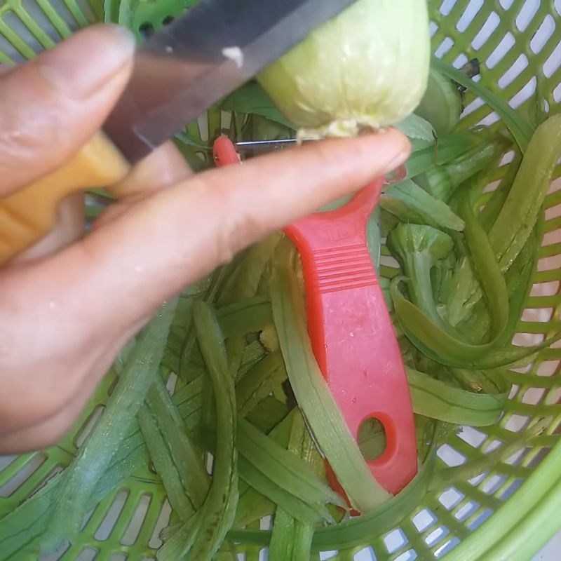 Bước 1 Sơ chế mướp và hành lá Mướp luộc