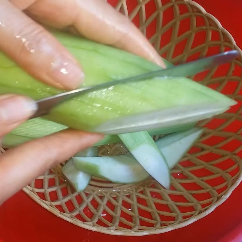 Bước 1 Sơ chế mướp và hành lá Mướp luộc