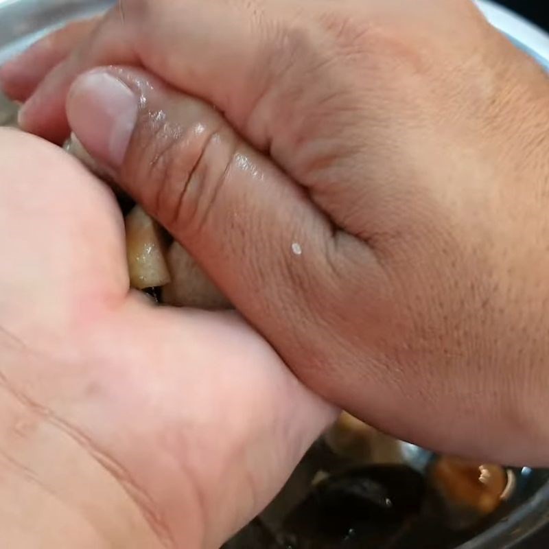 Bước 1 Sơ chế nấm rơm tươi Nấm rơm xào tỏi