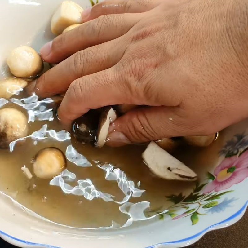 Bước 1 Sơ chế nấm rơm tươi Nấm rơm xào tỏi