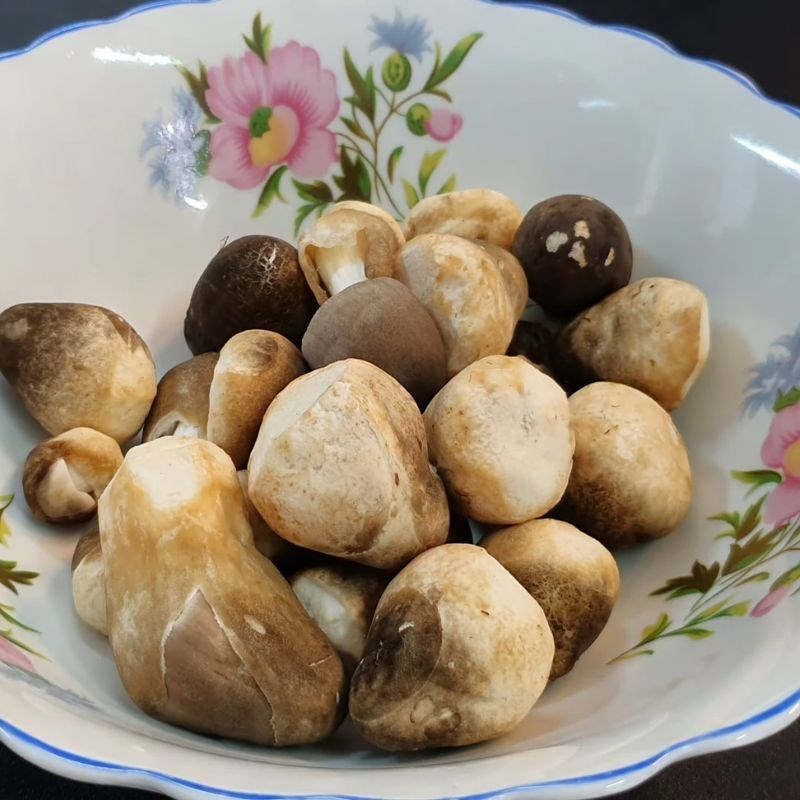 Bước 1 Sơ chế nấm rơm tươi Nấm rơm xào tỏi