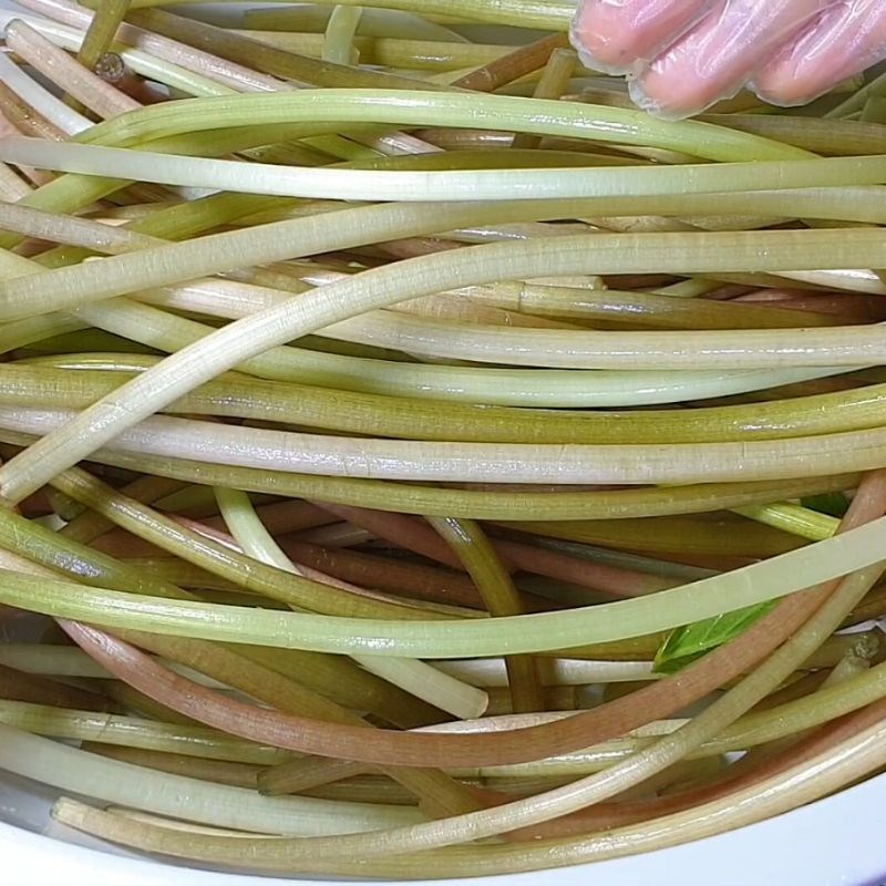 Bước 1 Sơ chế nguyên liệu Canh chua bông súng