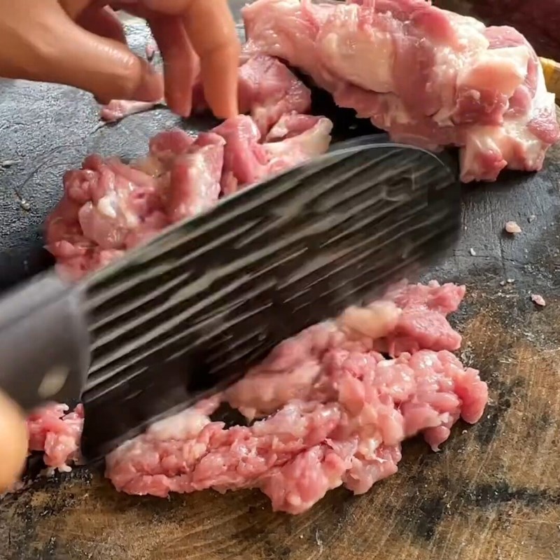 Bước 1 Sơ chế nguyên liệu Lạp xưởng hun khói Tây Bắc