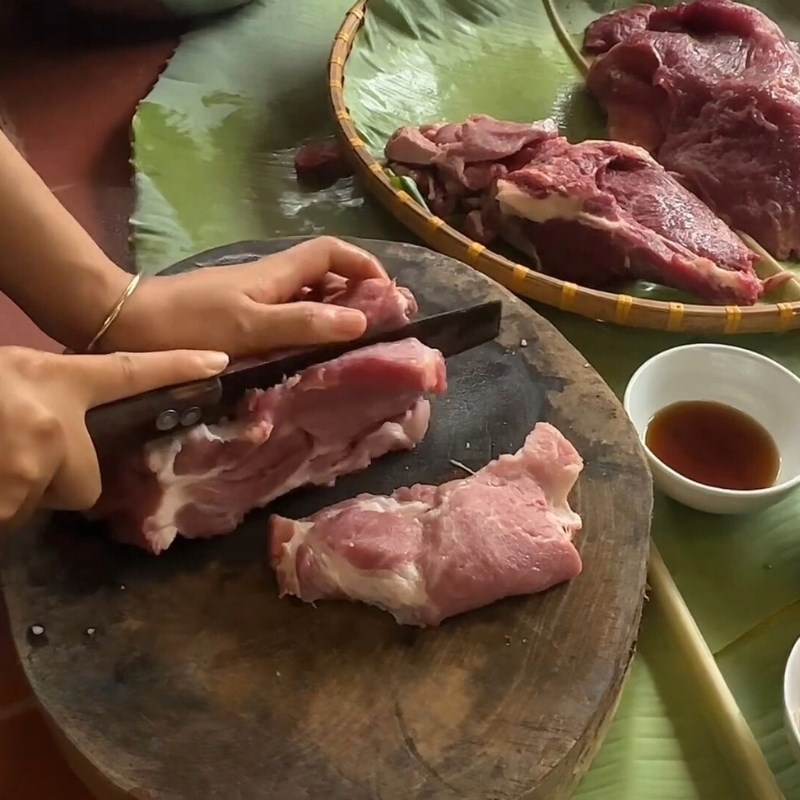 Bước 1 Sơ chế nguyên liệu Lạp xưởng hun khói Tây Bắc