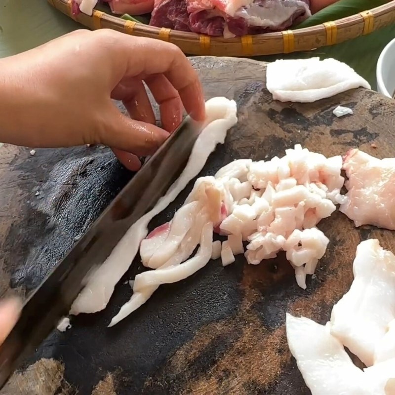 Bước 1 Sơ chế nguyên liệu Lạp xưởng hun khói Tây Bắc