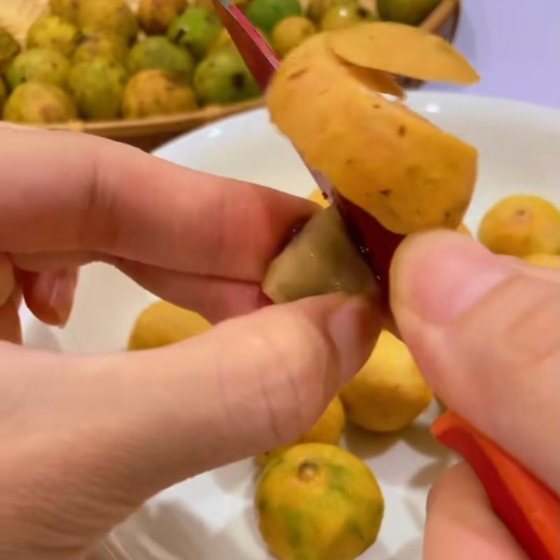 Bước 1 Sơ chế quả sấu Sấu chín dầm muối ớt