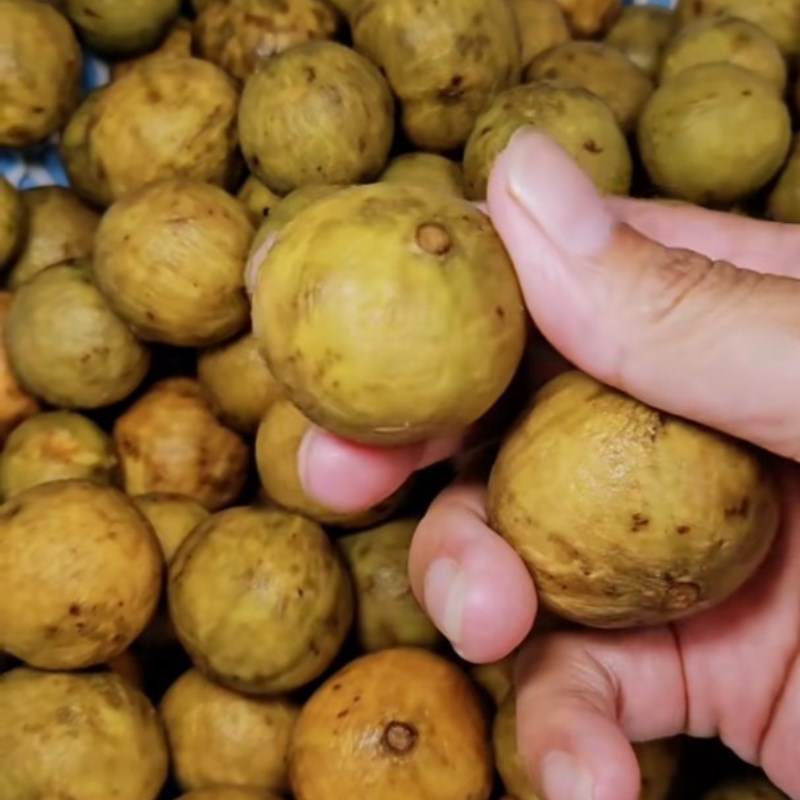 Bước 1 Sơ chế quả sấu Sấu chín ngâm đường