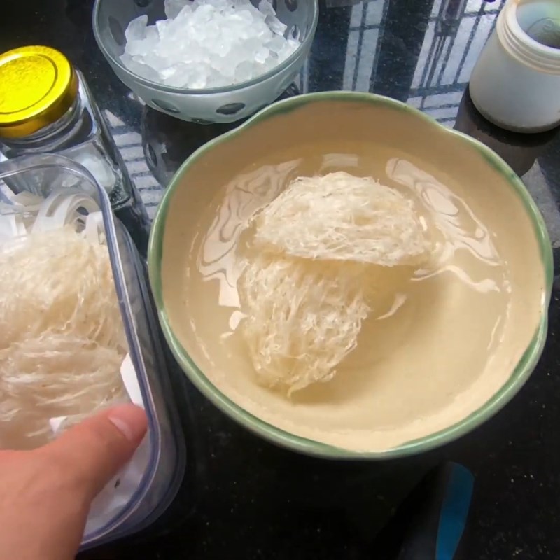 Bước 1 Sơ chế tổ yến và các nguyên liệu khác Yến chưng ngũ vị