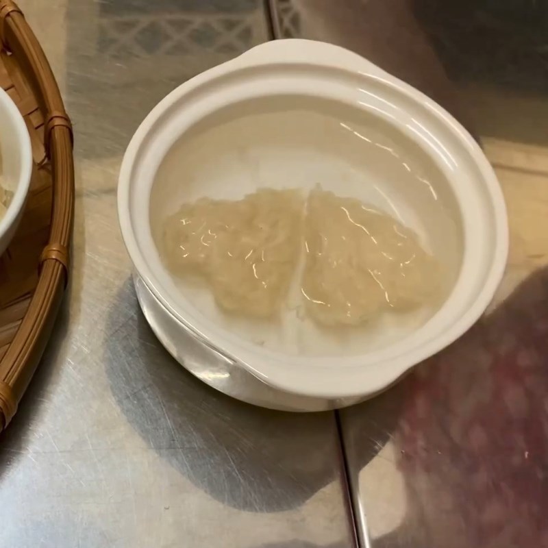 Bước 1 Sơ chế tổ yến và hạt sen Yến chưng sữa tươi