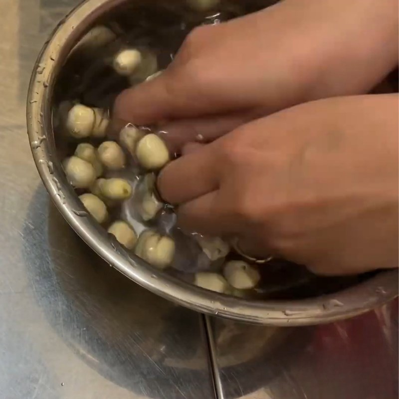 Bước 1 Sơ chế tổ yến và hạt sen Yến chưng sữa tươi