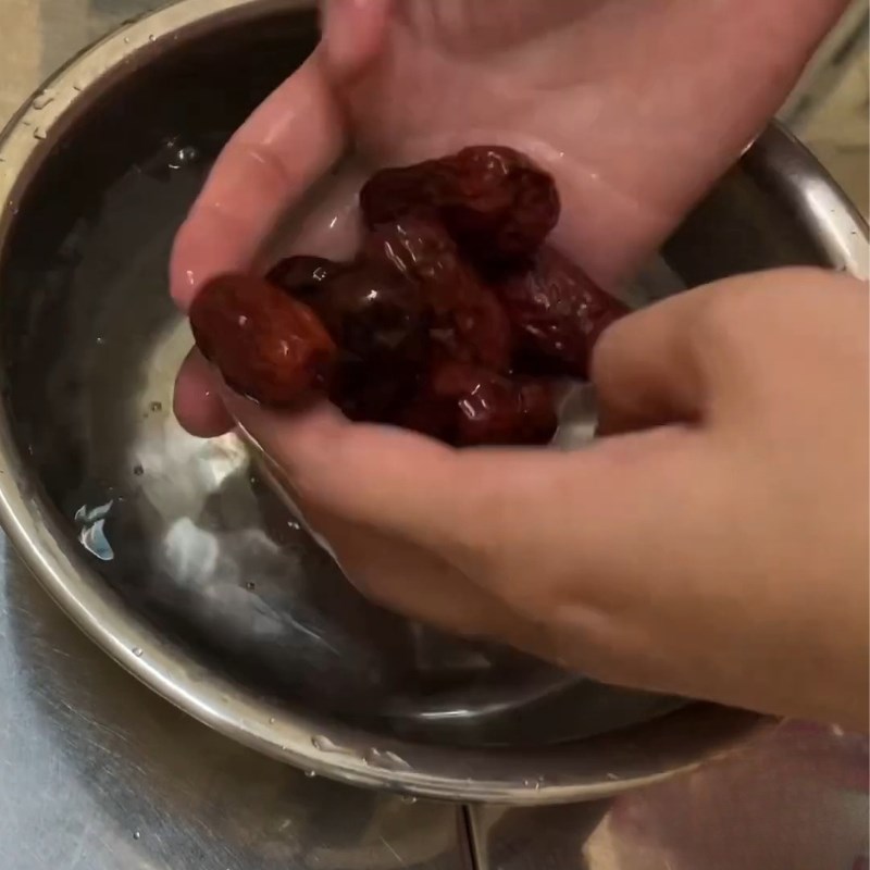 Bước 1 Sơ chế tổ yến và hạt sen Yến chưng sữa tươi
