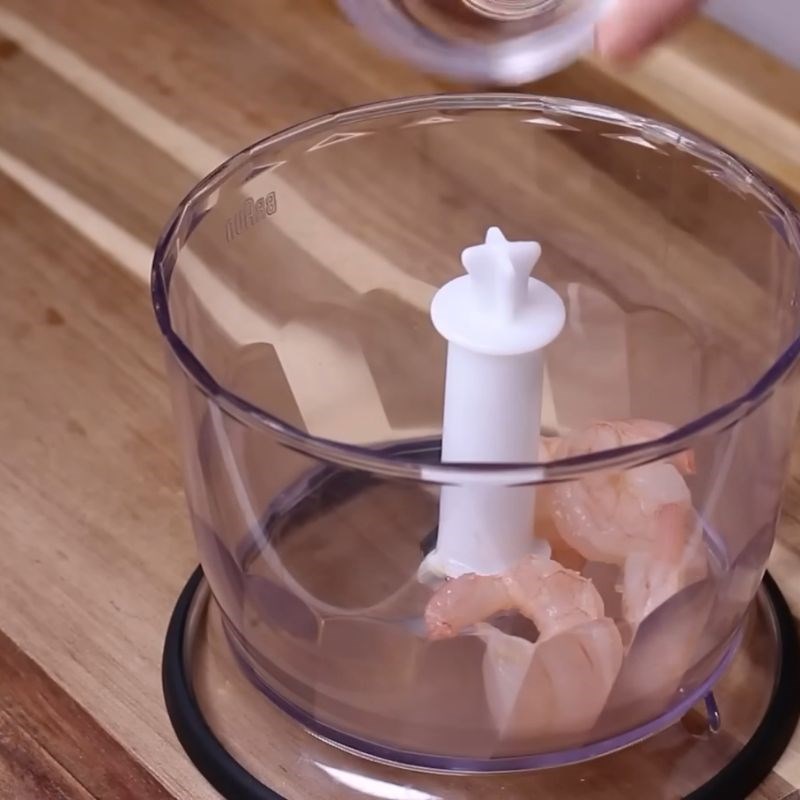 Bước 1 Sơ chế tôm và chuẩn bị gia vị làm sa tế Mì trộn sa tế