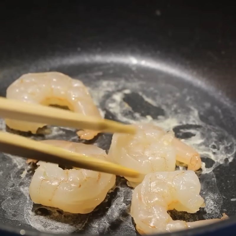 Bước 1 Sơ chế tôm và chuẩn bị gia vị làm sa tế Mì trộn sa tế