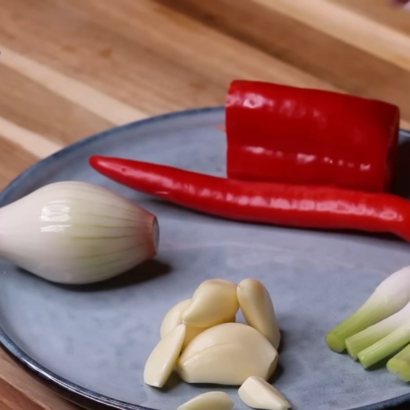 Bước 1 Sơ chế tôm và chuẩn bị gia vị làm sa tế Mì trộn sa tế