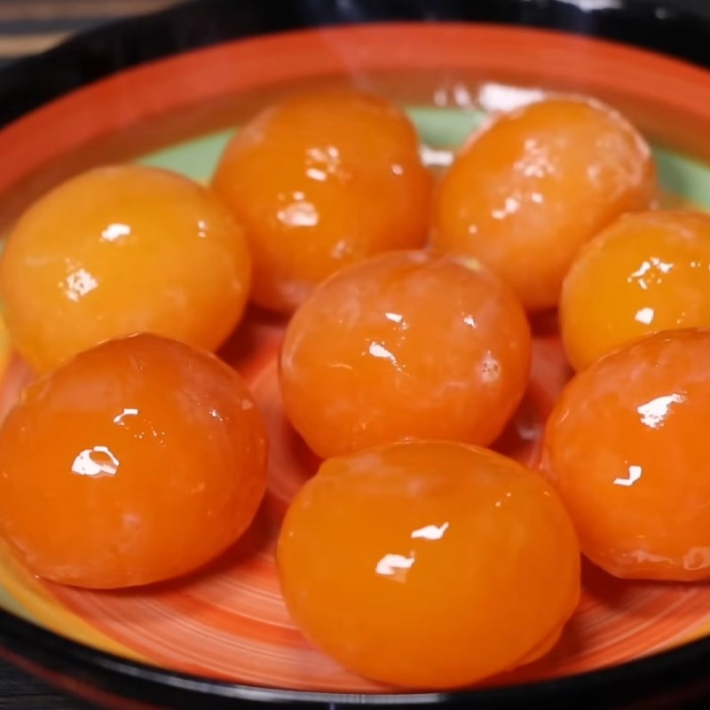 Bước 4 Sơ chế trứng muối và làm nhân Bánh trung thu nhân đậu đỏ