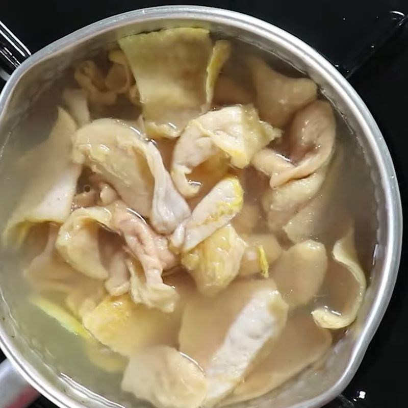 Bước 1 Sơ chế và chiên giòn da gà Cơm chiên da gà