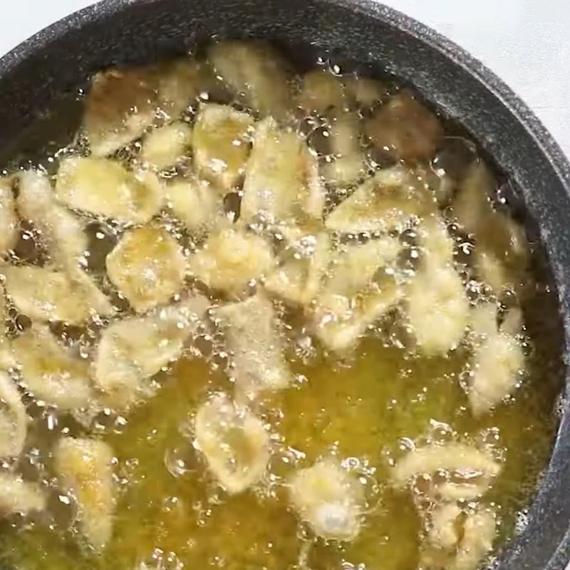 Bước 1 Sơ chế và chiên giòn da gà Cơm chiên da gà